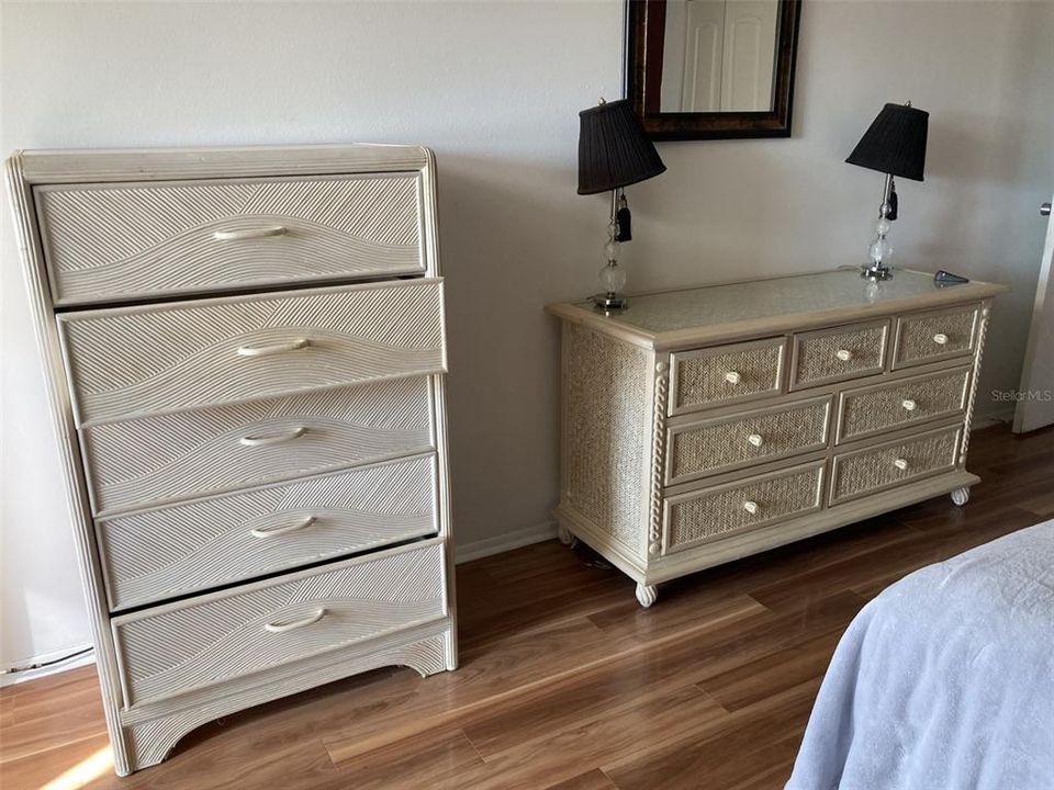 For Sale: $90,000 (1 beds, 1 baths, 725 Square Feet)