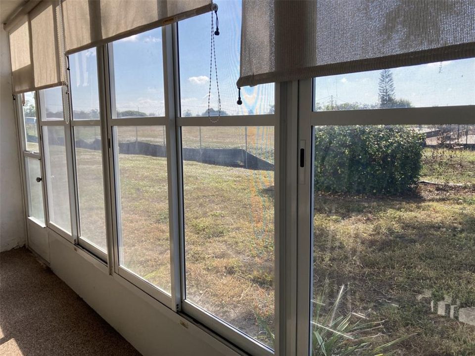 For Sale: $90,000 (1 beds, 1 baths, 725 Square Feet)