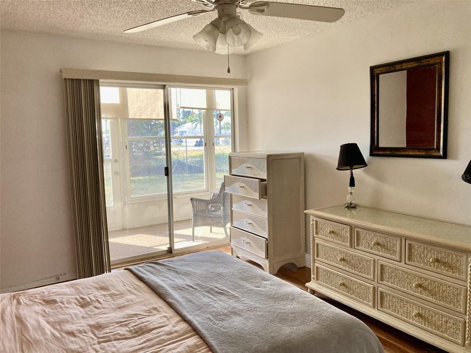 For Sale: $90,000 (1 beds, 1 baths, 725 Square Feet)