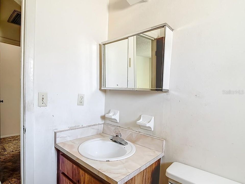 待售: $199,000 (2 贝兹, 2 浴室, 840 平方英尺)