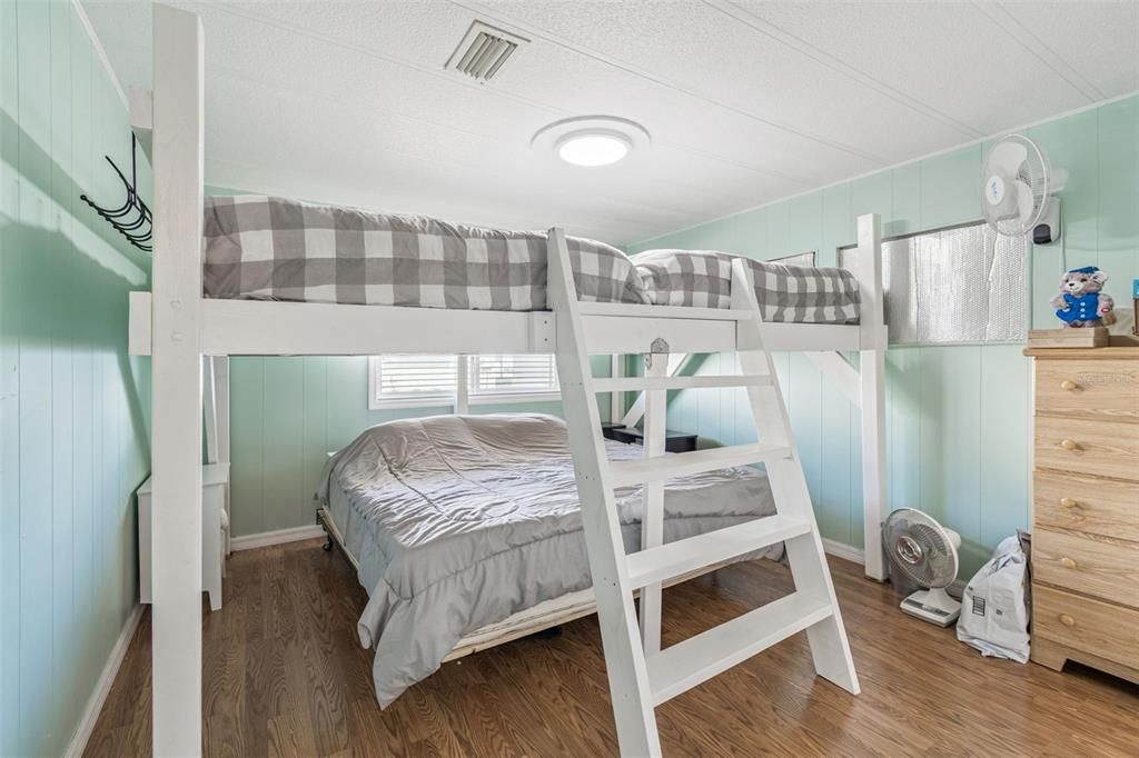 待售: $185,000 (2 贝兹, 2 浴室, 1284 平方英尺)