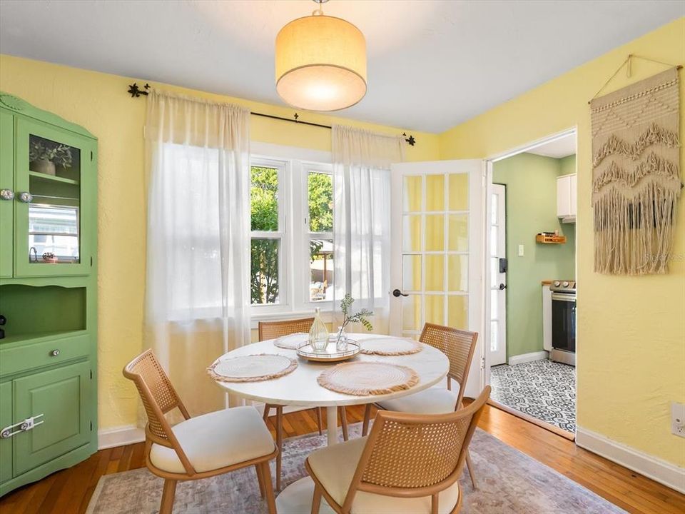 For Sale: $445,000 (2 beds, 1 baths, 853 Square Feet)