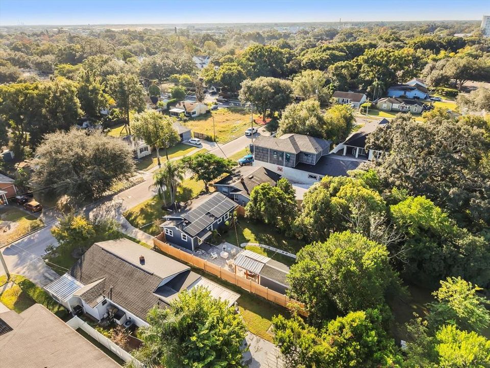 For Sale: $445,000 (2 beds, 1 baths, 853 Square Feet)