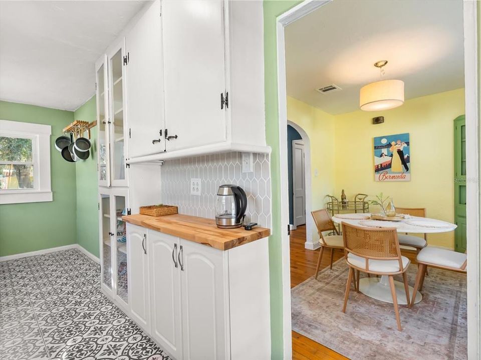 For Sale: $445,000 (2 beds, 1 baths, 853 Square Feet)