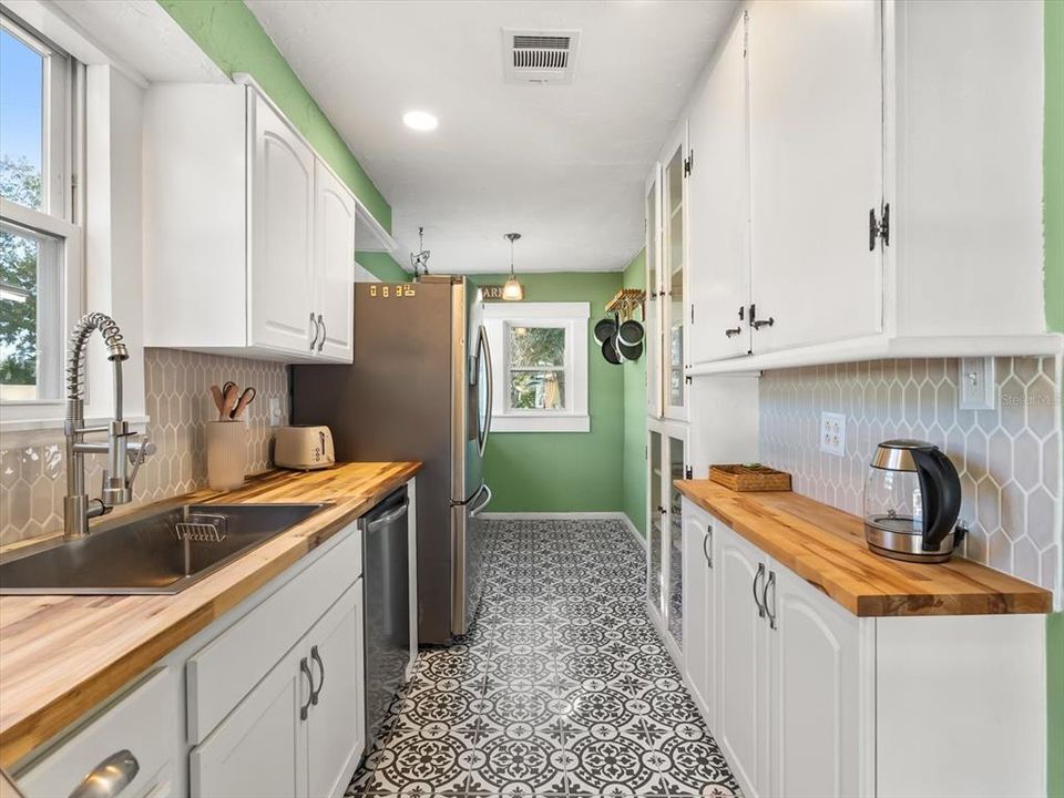 For Sale: $445,000 (2 beds, 1 baths, 853 Square Feet)