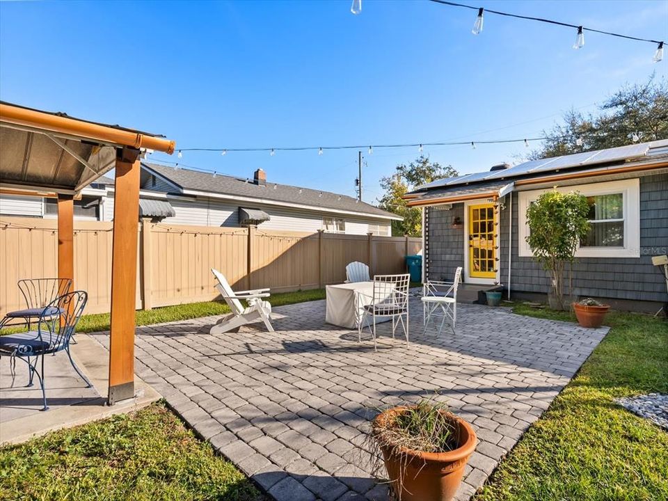 For Sale: $445,000 (2 beds, 1 baths, 853 Square Feet)