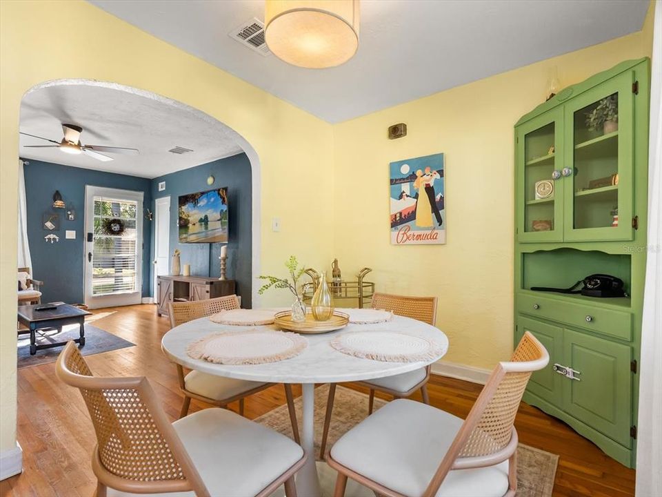 For Sale: $445,000 (2 beds, 1 baths, 853 Square Feet)