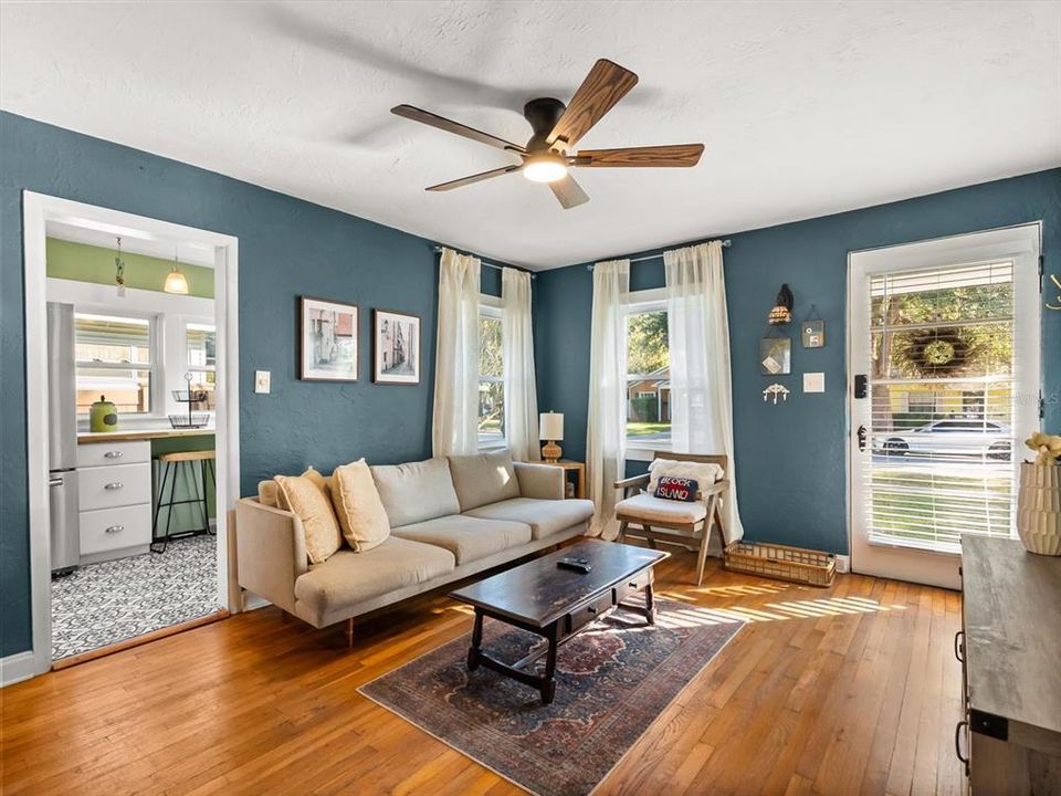 For Sale: $445,000 (2 beds, 1 baths, 853 Square Feet)