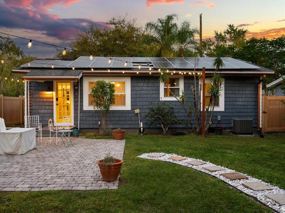 For Sale: $445,000 (2 beds, 1 baths, 853 Square Feet)