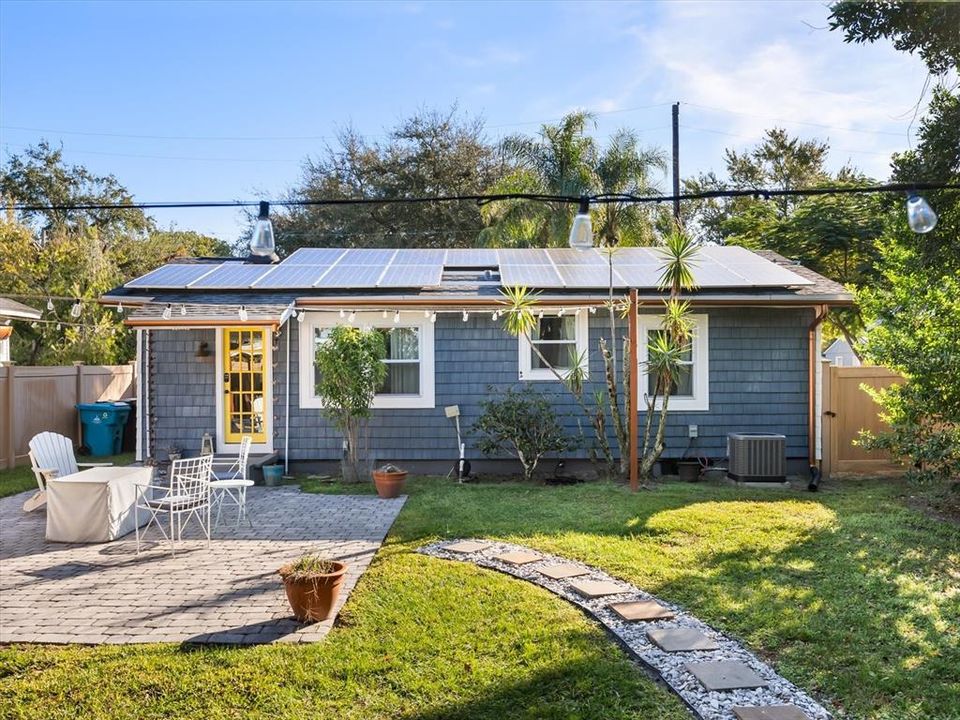 For Sale: $445,000 (2 beds, 1 baths, 853 Square Feet)