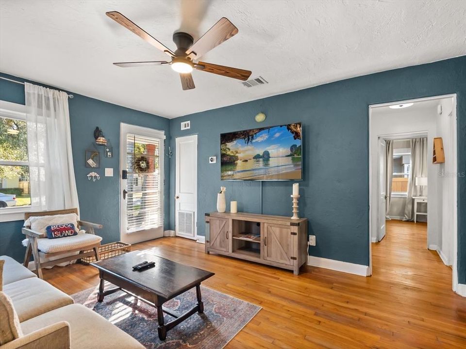 For Sale: $445,000 (2 beds, 1 baths, 853 Square Feet)