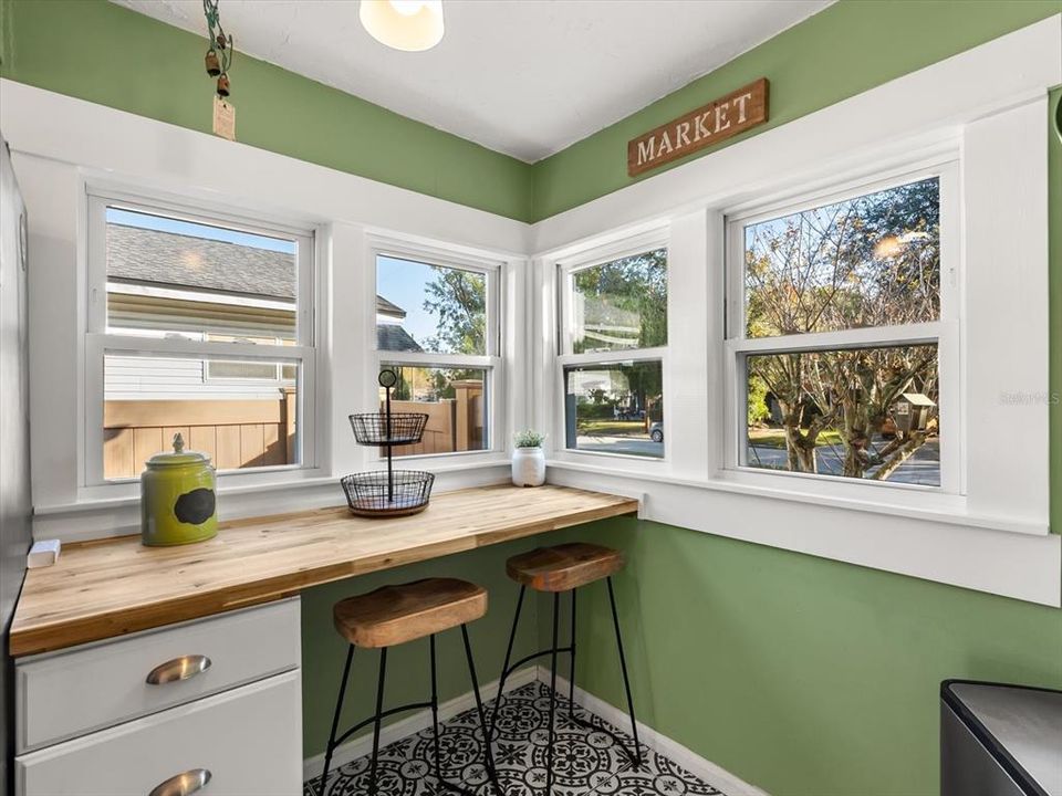 For Sale: $445,000 (2 beds, 1 baths, 853 Square Feet)