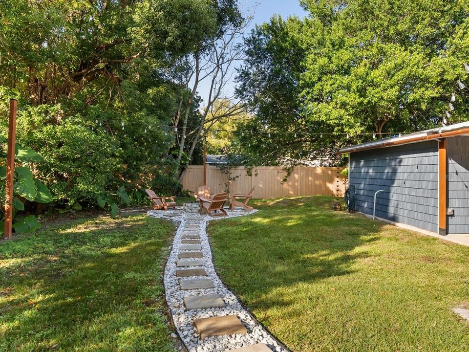 For Sale: $445,000 (2 beds, 1 baths, 853 Square Feet)