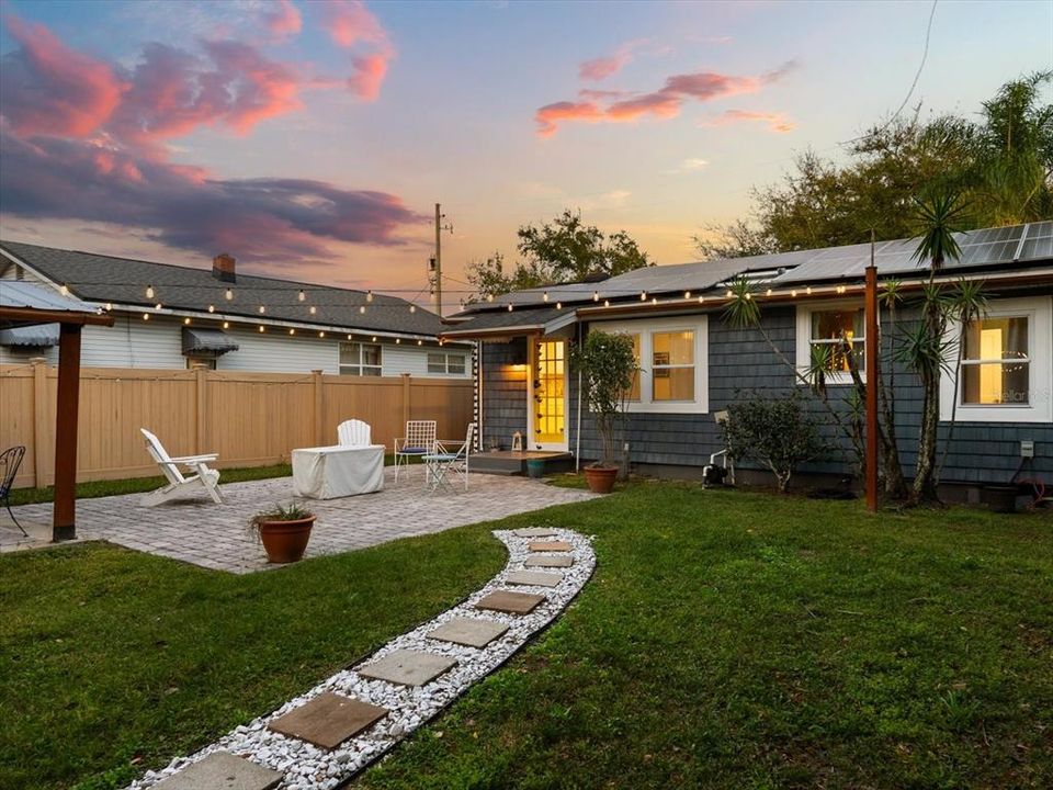 For Sale: $445,000 (2 beds, 1 baths, 853 Square Feet)