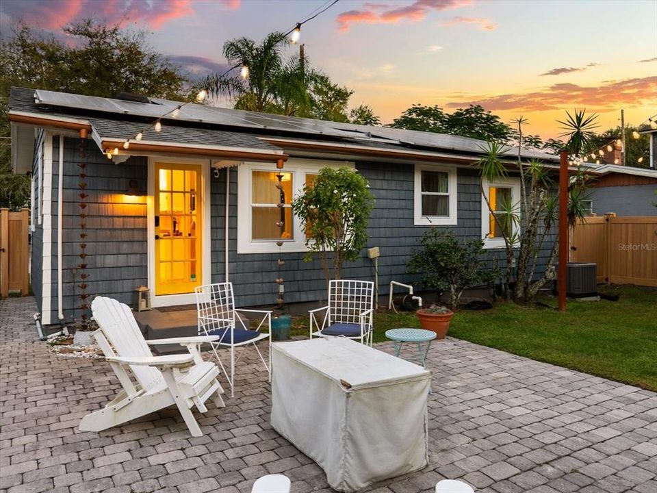 For Sale: $445,000 (2 beds, 1 baths, 853 Square Feet)