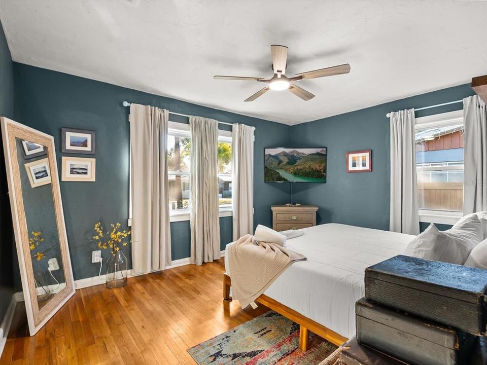 For Sale: $445,000 (2 beds, 1 baths, 853 Square Feet)