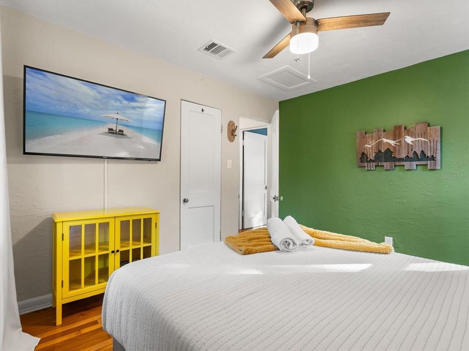 For Sale: $445,000 (2 beds, 1 baths, 853 Square Feet)