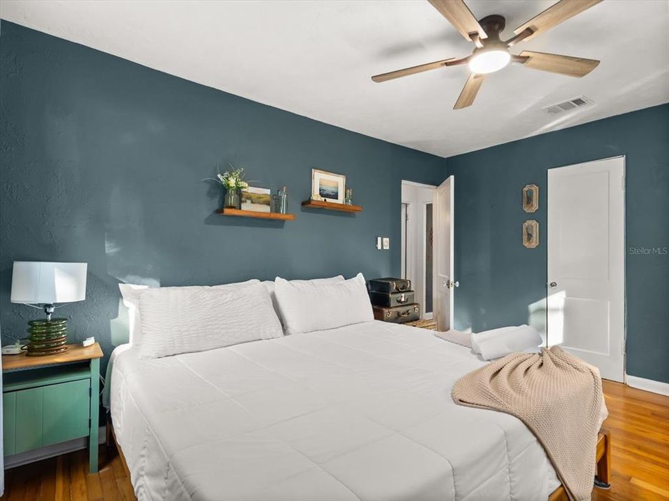 For Sale: $445,000 (2 beds, 1 baths, 853 Square Feet)