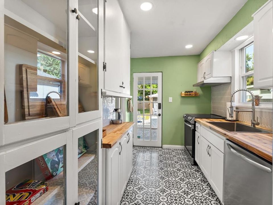 For Sale: $445,000 (2 beds, 1 baths, 853 Square Feet)