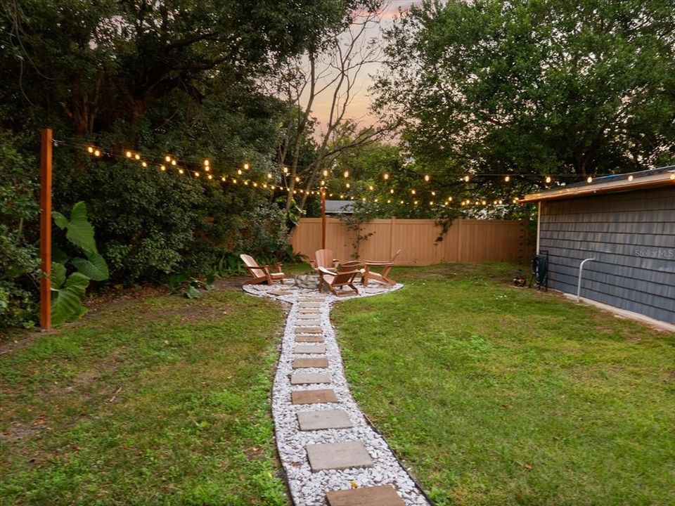 For Sale: $445,000 (2 beds, 1 baths, 853 Square Feet)