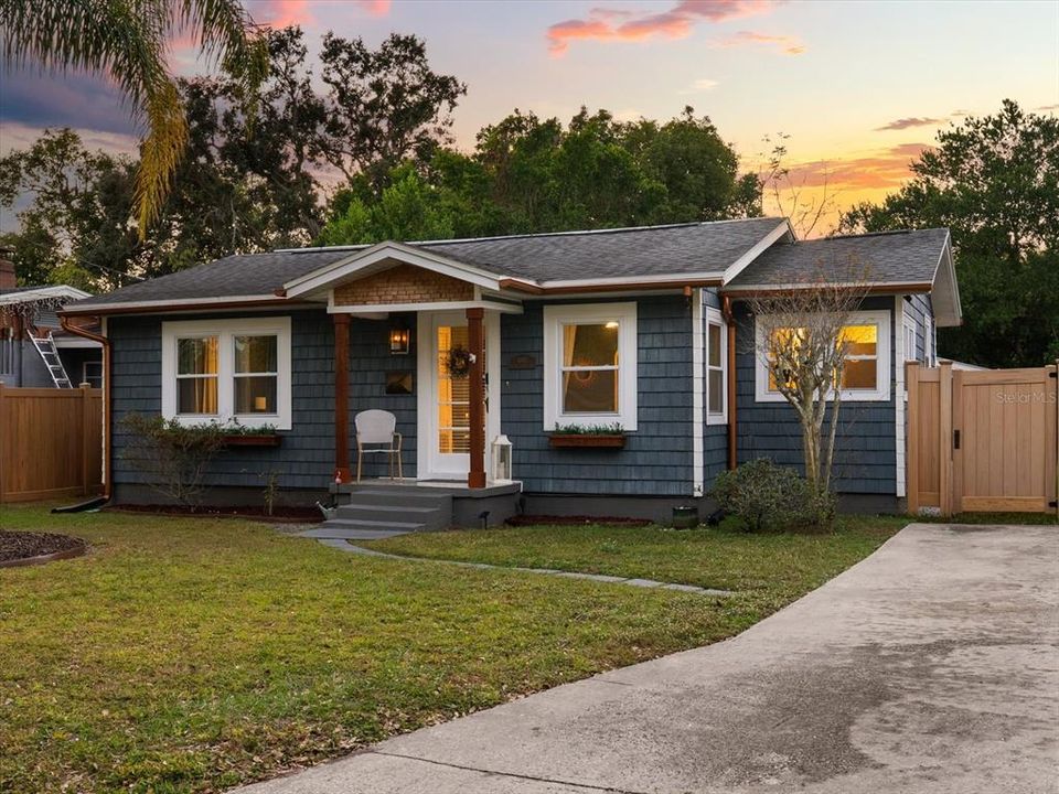 For Sale: $445,000 (2 beds, 1 baths, 853 Square Feet)