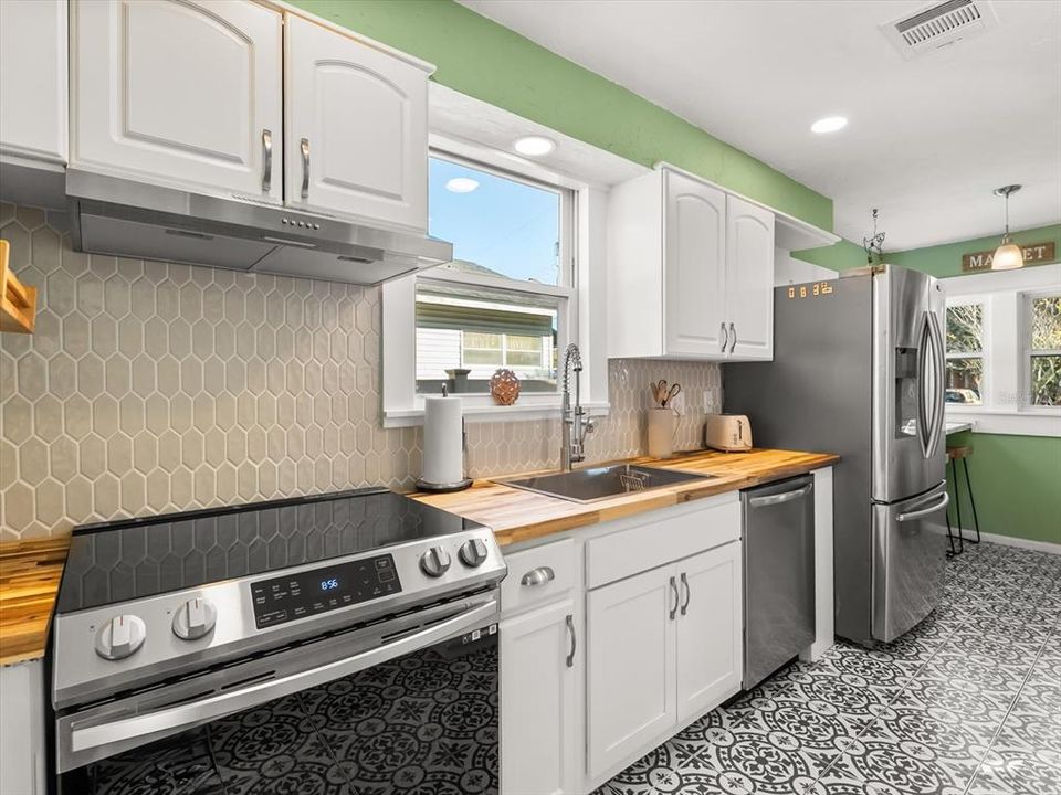 For Sale: $445,000 (2 beds, 1 baths, 853 Square Feet)