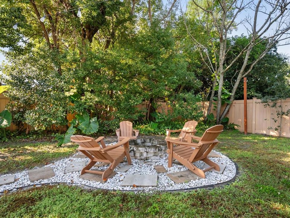 For Sale: $445,000 (2 beds, 1 baths, 853 Square Feet)