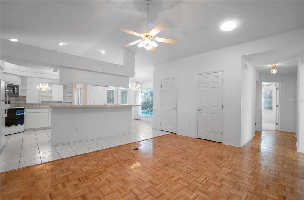 待售: $370,000 (4 贝兹, 2 浴室, 2392 平方英尺)