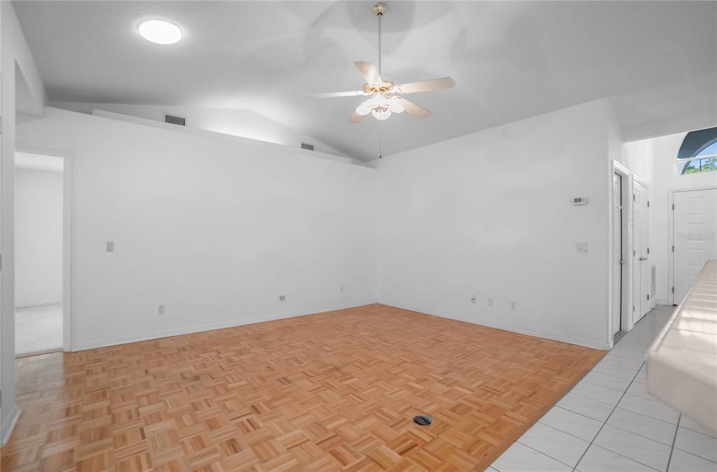 待售: $370,000 (4 贝兹, 2 浴室, 2392 平方英尺)