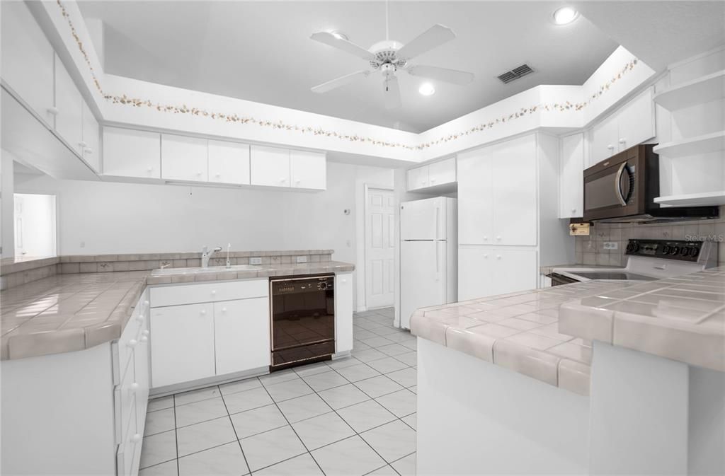 待售: $370,000 (4 贝兹, 2 浴室, 2392 平方英尺)