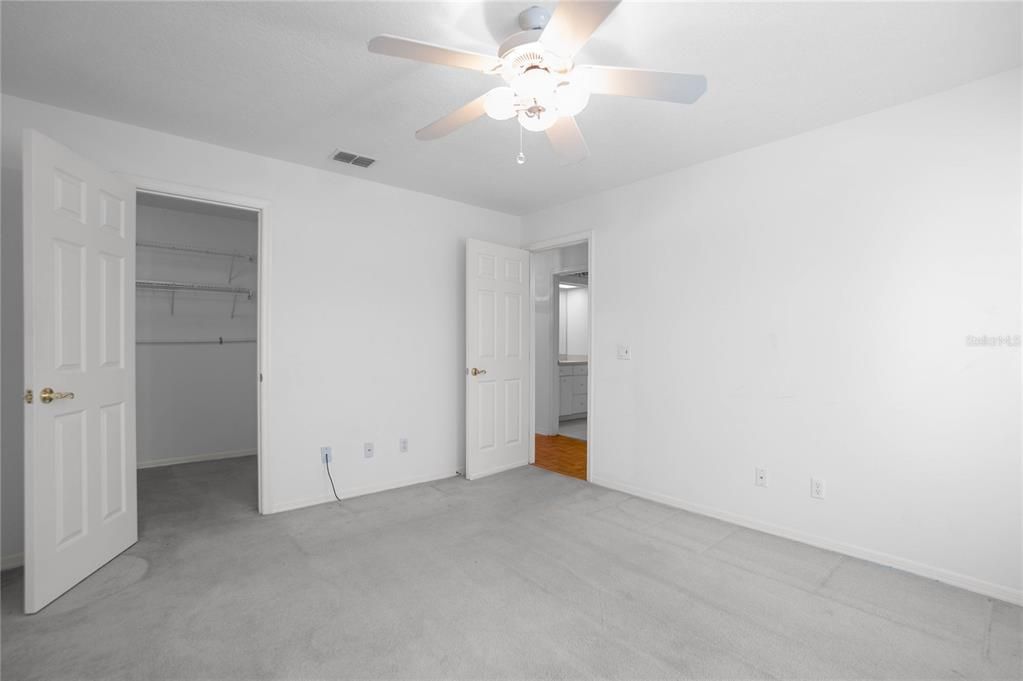 待售: $370,000 (4 贝兹, 2 浴室, 2392 平方英尺)