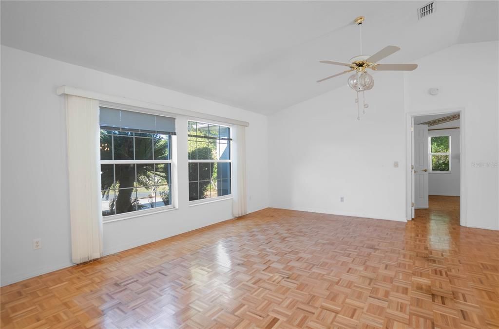 待售: $370,000 (4 贝兹, 2 浴室, 2392 平方英尺)