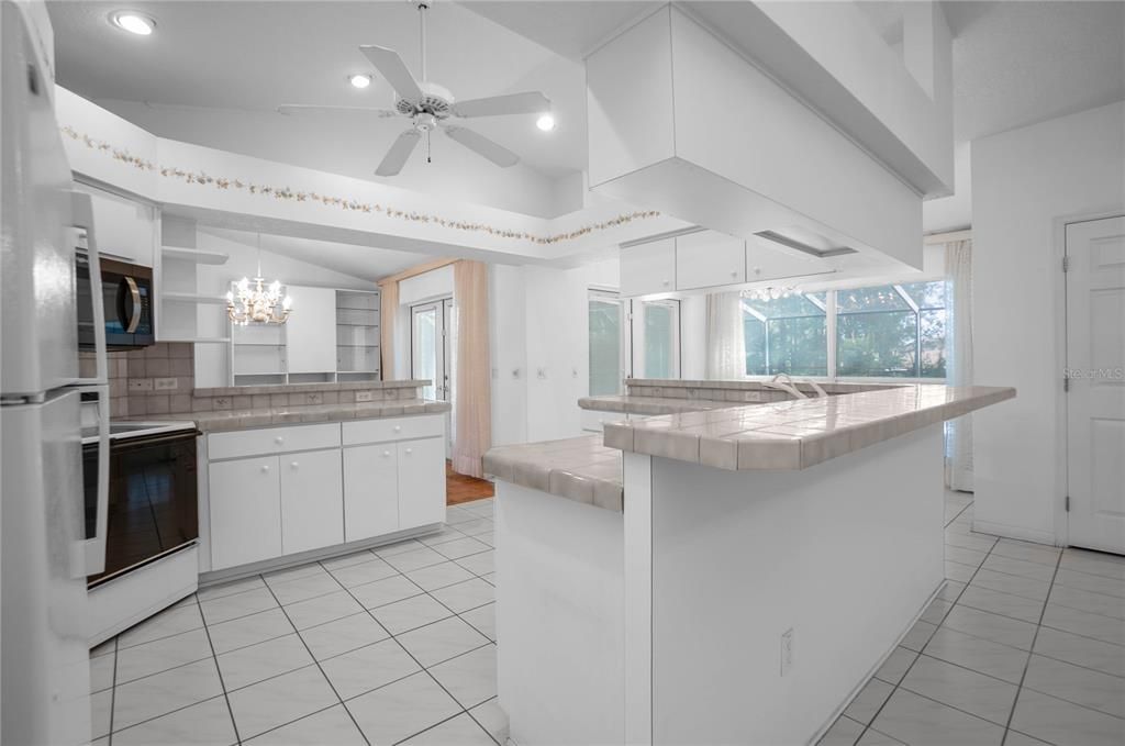 待售: $370,000 (4 贝兹, 2 浴室, 2392 平方英尺)