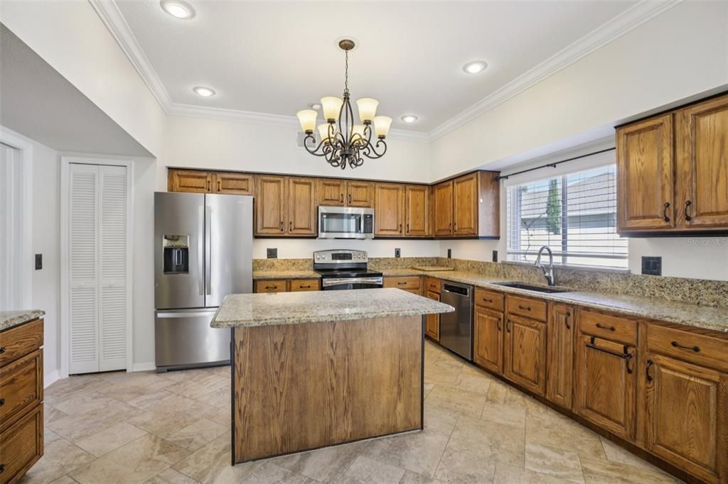 На продажу: $825,000 (6 спален, 3 ванн, 3802 Квадратных фут)