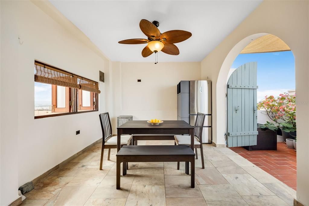 En Venta: $695,000 (1 camas, 1 baños, 1004 Pies cuadrados)