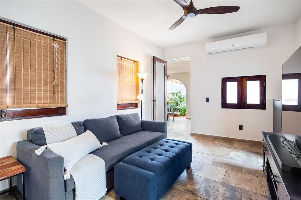 En Venta: $695,000 (1 camas, 1 baños, 1004 Pies cuadrados)