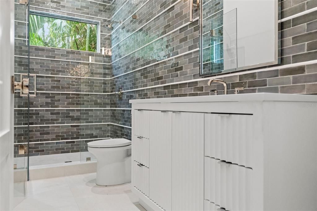 For Sale: $3,395,000 (5 beds, 5 baths, 5197 Square Feet)