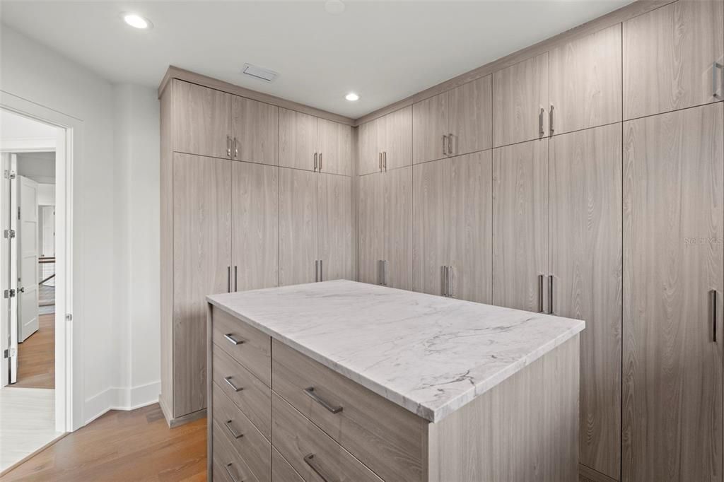 For Sale: $3,395,000 (5 beds, 5 baths, 5197 Square Feet)