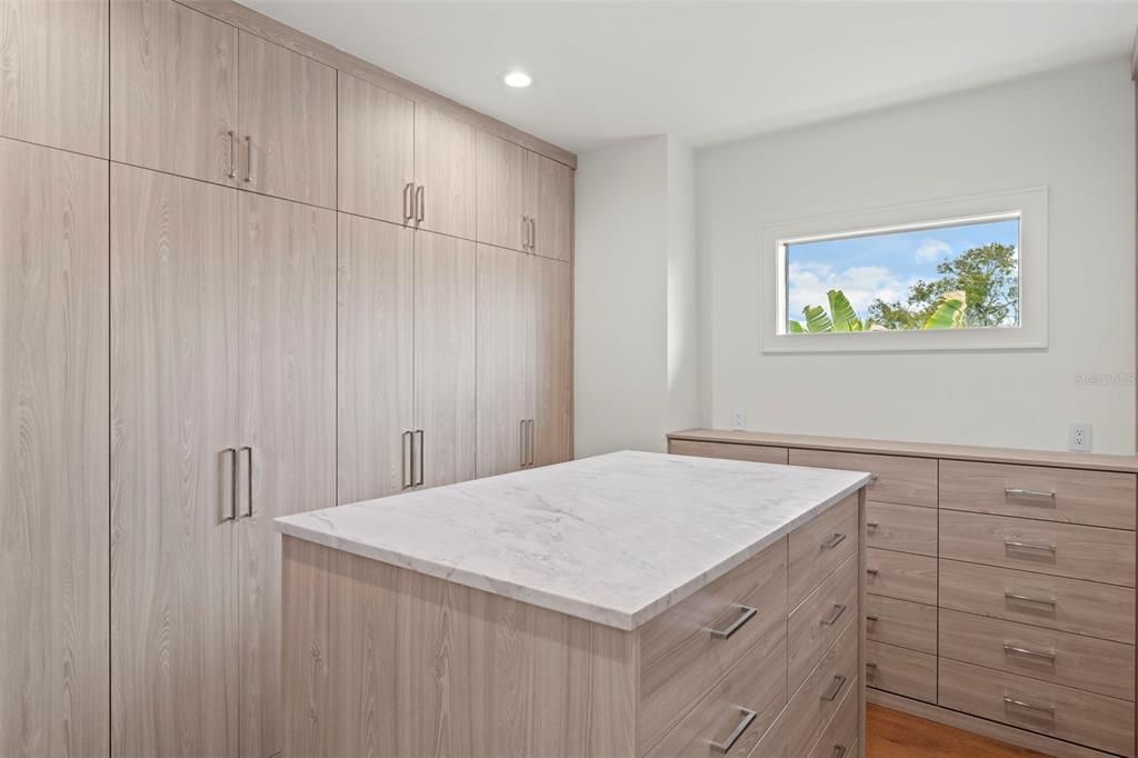 For Sale: $3,395,000 (5 beds, 5 baths, 5197 Square Feet)