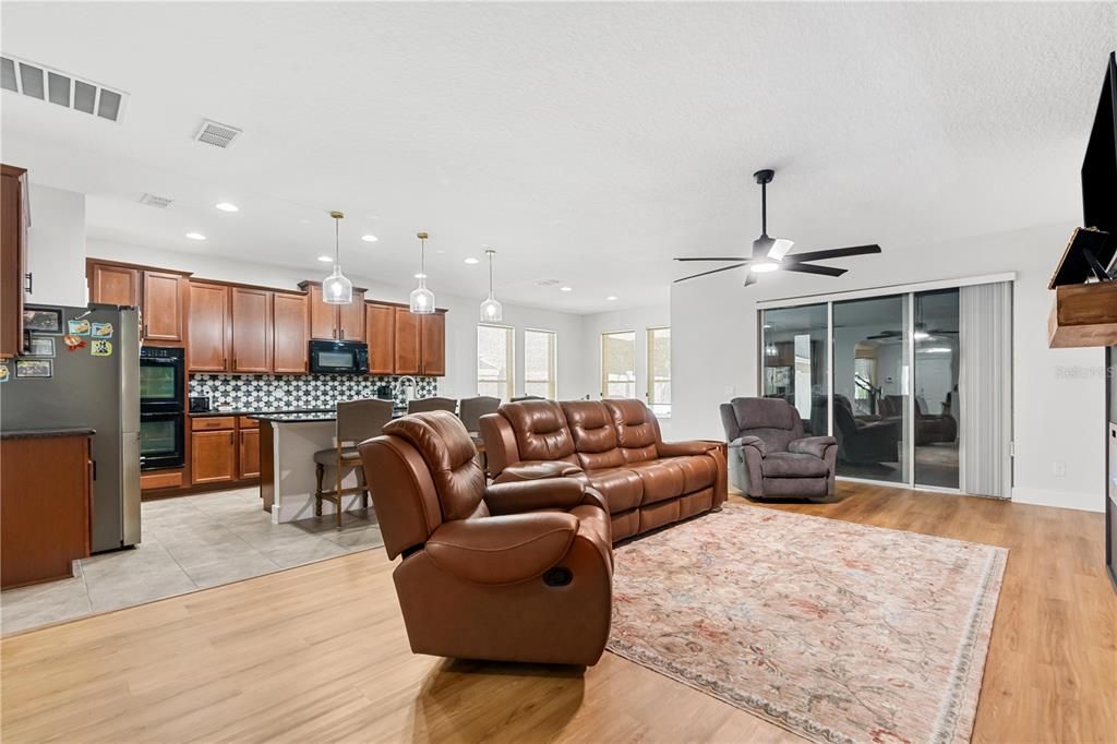 En Venta: $595,000 (5 camas, 3 baños, 3040 Pies cuadrados)