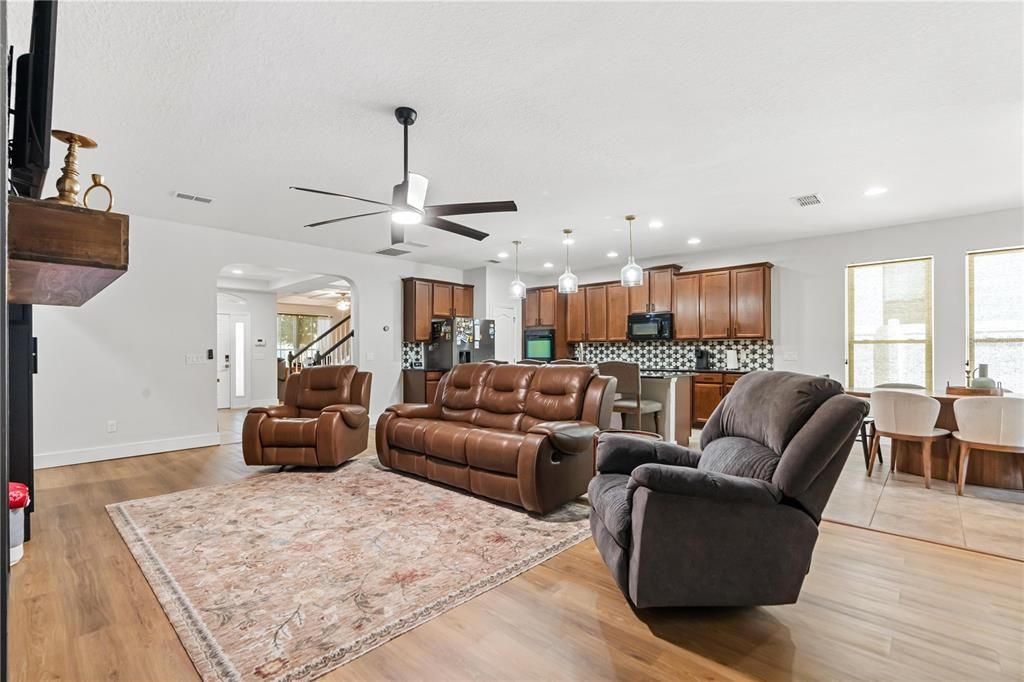 En Venta: $595,000 (5 camas, 3 baños, 3040 Pies cuadrados)