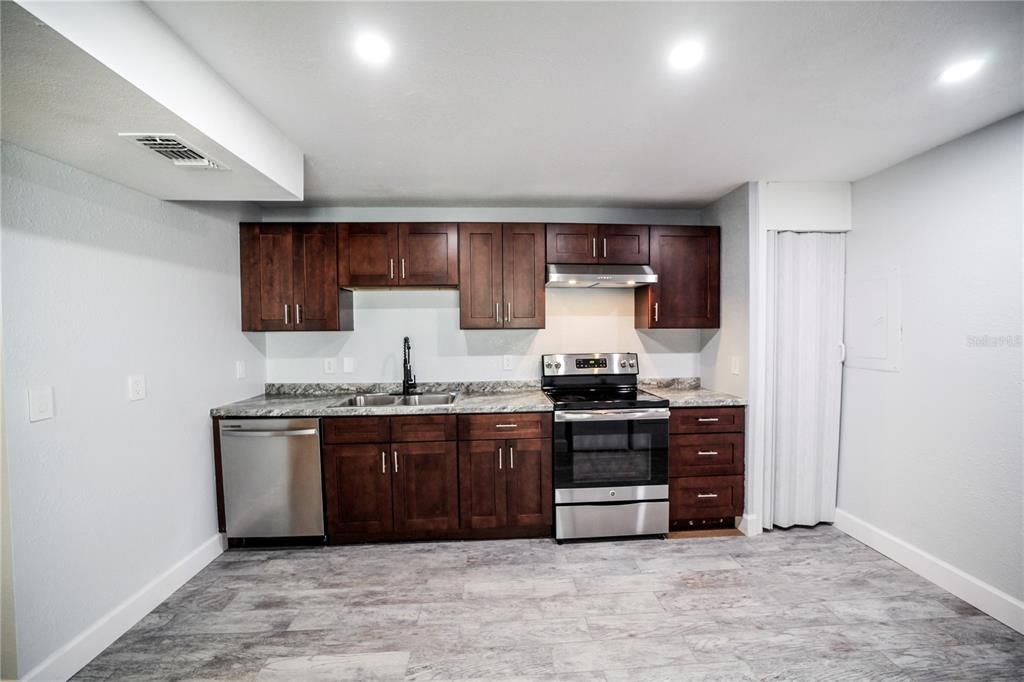 待售: $249,900 (4 贝兹, 2 浴室, 1368 平方英尺)