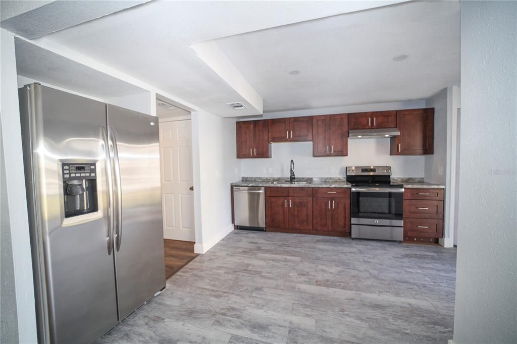 待售: $249,900 (4 贝兹, 2 浴室, 1368 平方英尺)