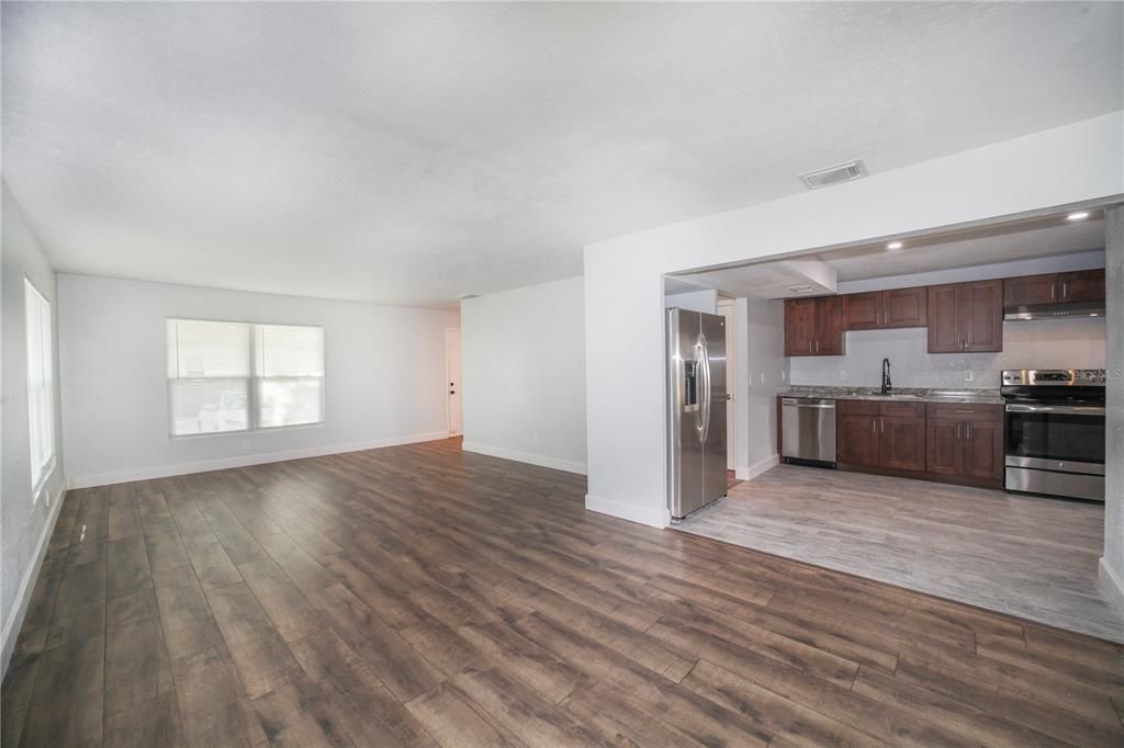 待售: $249,900 (4 贝兹, 2 浴室, 1368 平方英尺)