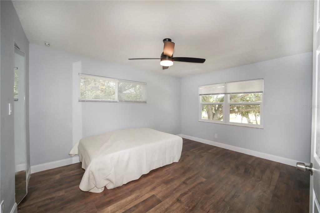 待售: $249,900 (4 贝兹, 2 浴室, 1368 平方英尺)