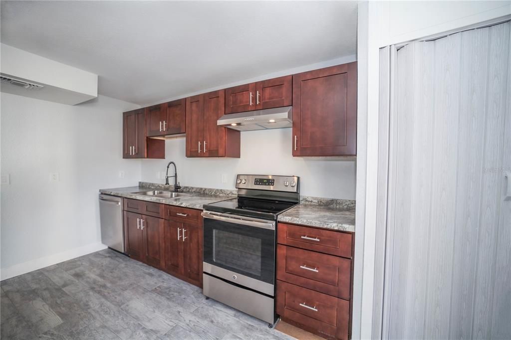 待售: $249,900 (4 贝兹, 2 浴室, 1368 平方英尺)