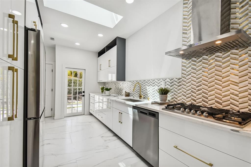 For Rent: $5,500 (3 beds, 3 baths, 1595 Square Feet)