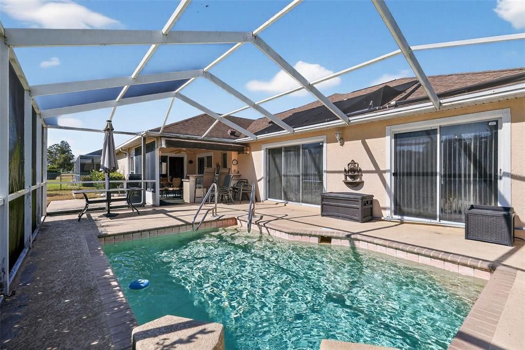 合同活跃: $268,000 (3 贝兹, 2 浴室, 3153 平方英尺)