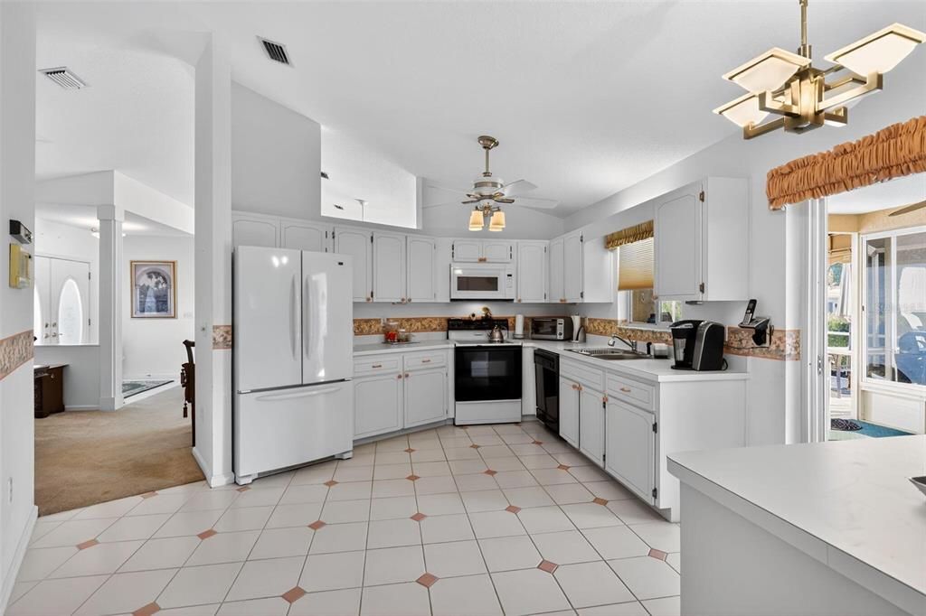 合同活跃: $268,000 (3 贝兹, 2 浴室, 3153 平方英尺)