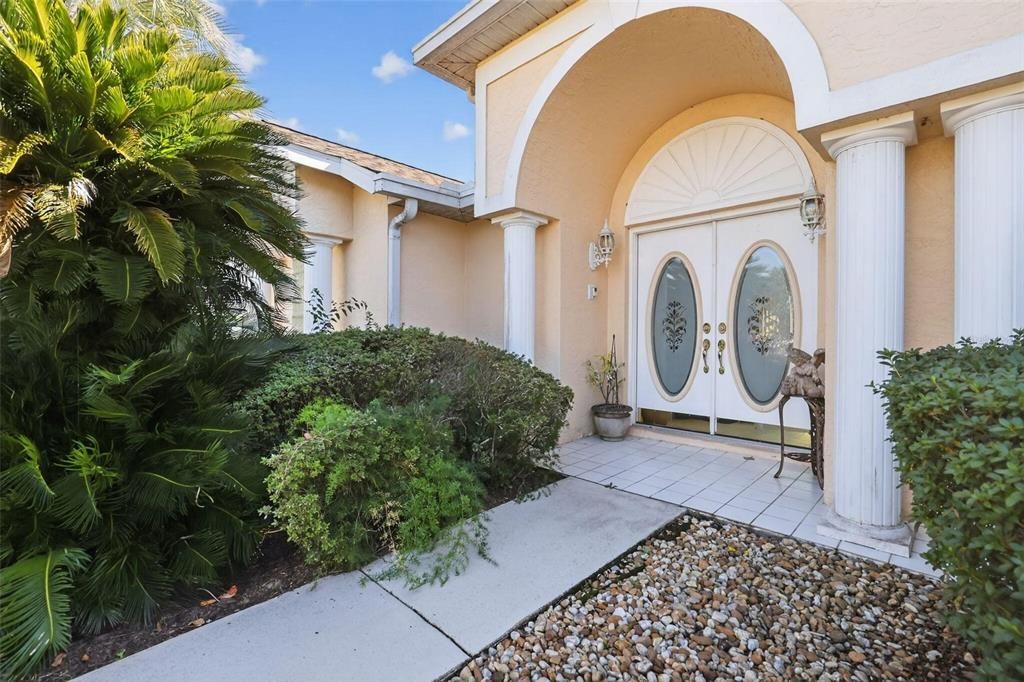 合同活跃: $268,000 (3 贝兹, 2 浴室, 3153 平方英尺)